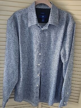 Egara Blue and White Patterned Casual Button-Down Shirt